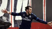 Gareth Bale mencetak dua gol saat Real Madrid menundukkan Rayo Vallecano 3-2 dalam laga La Liga Spanyol di Stadion Campo de Fútbol de Vallecas, Sabtu (23/4/2016). (Reuters/Sergio Perez)
