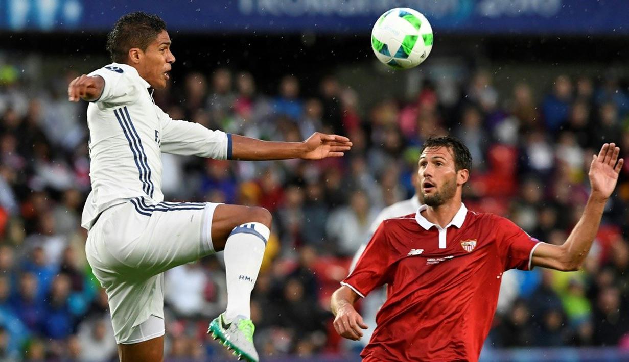 Pemain Real Madrid, Raphael Varane, berebut bola dengan pemain Sevilla, Franco Vazquez, pada laga Piala Super Eropa 2016 di Stadion Lerkendal, Rabu (10/8/2016) dini hari WIB. (AFP/Jonathan Nackstrand)