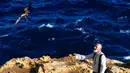 Pawang beserta burung elang harris peliharaannya berpartisipasi dalam acara demonstrasi berburu menggunakan burung elang di Wied iz-Zurrieq, Malta, 22 November 2020. Acara ini digelar untuk memperingati Hari Burung Elang Sedunia. (Xinhua/Jonathan Borg)