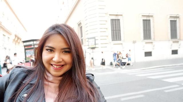 Pencinta sepak bola sekaligus Marketing Communication Ra Hospitality, Daphne C. Angela. (Foto: Koleksi Pribadi Daphne C. Angela)