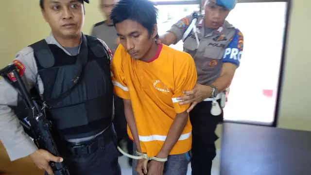 Polisi yang mengamankan pelaku usai berusaha mengelak dan melarikan diri.(Liputan6.com/Ahmad Akbar Fua)