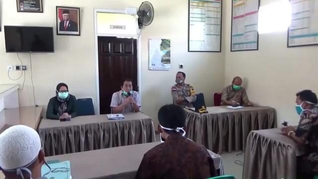 Bupati Banjarnegara, Budhi Sarwono saat mengklarifikasi tuduhan menolak bantuan provinsi. (Foto: Liputan6.com/Kominfo BNA)