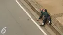 Massa aksi damai tertidur di pinggir Jalan Merdeka Barat jelang bergerak menuju Istana Negara, Jakarta, Jumat (4/11). Massa melakukan aksi di depan Istana Negara menuntut penegakan hukum kasus dugaan penistaan agama. (Liputan6.com/Helmi Fithriansyah)