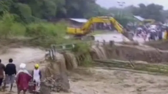 Banjir Bandang, Rumah Sakit Wasior Tertutup Kayu dan Batu
