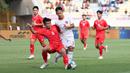 <p>Striker Timnas Indonesia U-16, Zahaby Gholy (kanan) berebut bola dengan gelandang Timnas Vietnam U-16, Nguyen Thai Hoa pada laga perebutan tempat ketiga Piala AFF U-16 2024 di Stadion Manahan, Solo, Rabu (3/7/2024). (Bola.com/Abdul Aziz)</p>