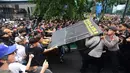 Pengunjuk rasa terlibat aksi saling dorong ketika mencoba membuka blokade aparat keamanan saat berunjuk rasa di kawasan jalan Jenderal Sudirman, Jakarta, Jumat (12/6/2026). (merdeka.com/Arie Basuki)