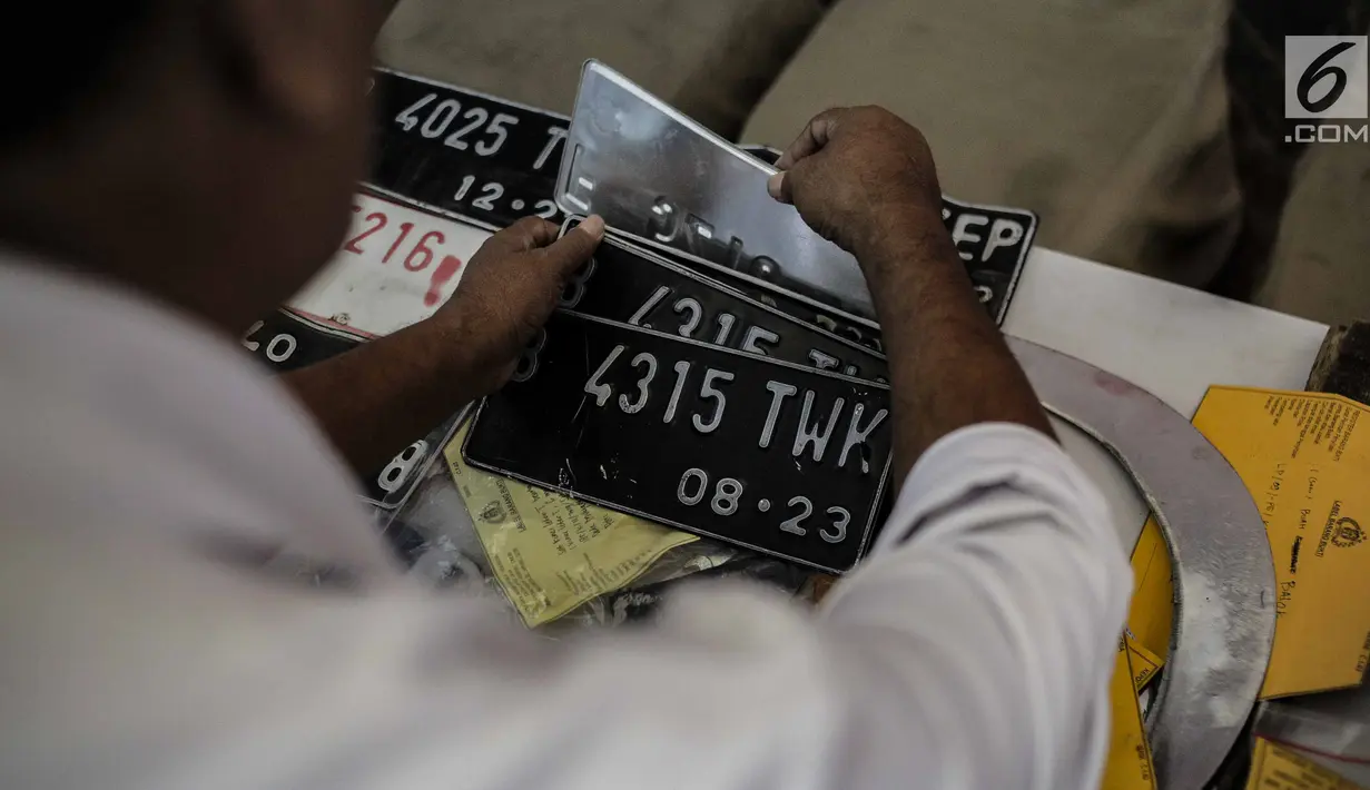 Petugas menata barang bukti hasil sejumlah kasus kejahatan di Resmob Polda Metro Jaya, Rabu (6/3). Pada rilis gabungan itu petugas berhasil mengungkap sebanyak lima kasus diantaranya dua tersangka terpaksa ditembak kakinya. (Liputan6.com/Faizal Fanani)