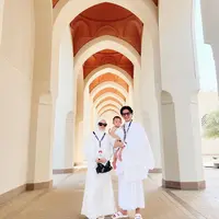 Rey Mbayang akan menunaikan ibadah umroh bersama keluarga kecilnya [Foto: Instagram.com/rey_mbayang]