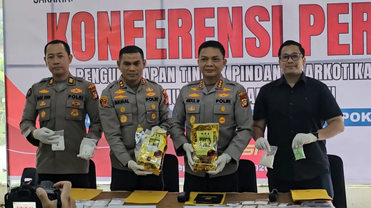 Kapolres Metro Depok Kombes Abdul Waras memperlihatkan barang bukti sabu yang akan dimusnahkan hasil dari penangkapan 4 tersangka.