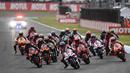 Pembalap dari tim Pramac Ducati, Jorge Martin (tengah) memimpin saat memulai start MotoGP Jepang 2023 di Sirkuit Motegi, Minggu (1/10/2023) siang WIB. (AFP/Toshifumi Kitamura)