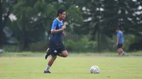 Evan Dimas saat berlatih bersama Arema di Lapangan Dirgantara, Abdulrachmen Saleh, Kabupaten Malang, Rabu (3/5/2023). (Bola.com/Iwan Setiawan)