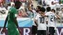 Para pemain Mesir merayakan gol yang dicetak Mohamed Salah ke gawang Arab Saudi pada laga grup A Piala Dunia di Volgograd Arena, Volgograd, Senin (25/6/2018). Arab Saudi menang 2-1 atas Mesir. (AP/Darko Vojinovic)