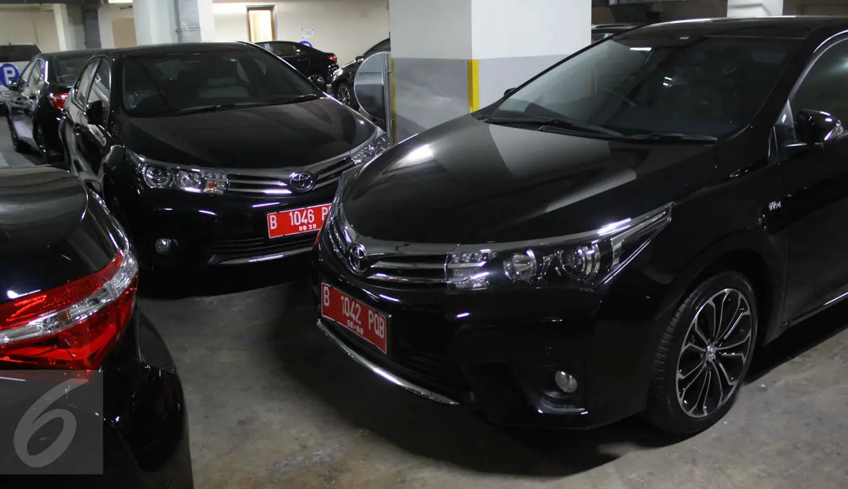Puluhan mobil sedan Toyota Corolla Altis terparkir di basement Gedung DPRD DKI Jakarta, Kamis (3/9/2015). Mobil tersebut dibelikan Gubernur Jakarta, Basuki ‘Ahok’ Tjahaja Purnama untuk 101 anggota DPRD DKI periode 2014-2019. (Liputan6.com/Gempur M Surya)