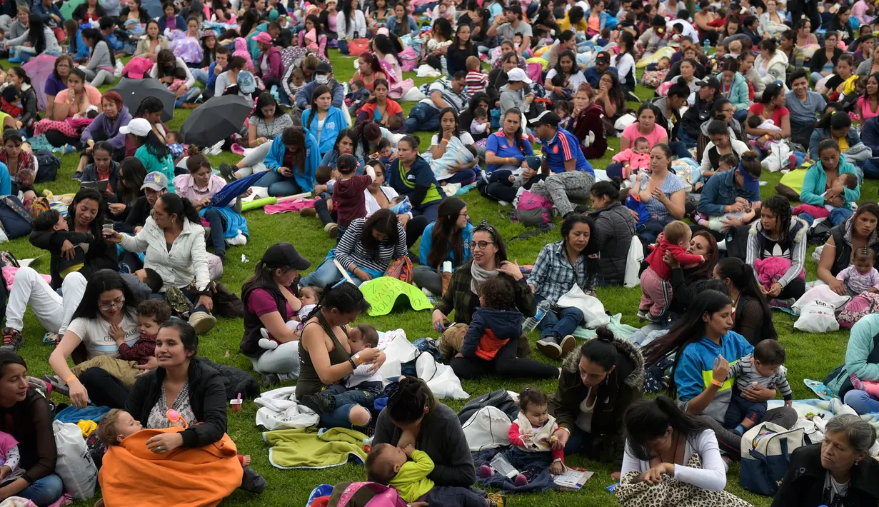 Ratusan wanita menyusui anaknya saat mengikuti Pekan Menyusui Dunia di taman Los Novios, Bogota, Kolombia, (3/8). Pekan Menyusui Sedunia (World Breastfeeding Week) diadakan setiap tahun dari tanggal 1 sampai 7 Agustus. (AFP Photo/Raul Arboleda)