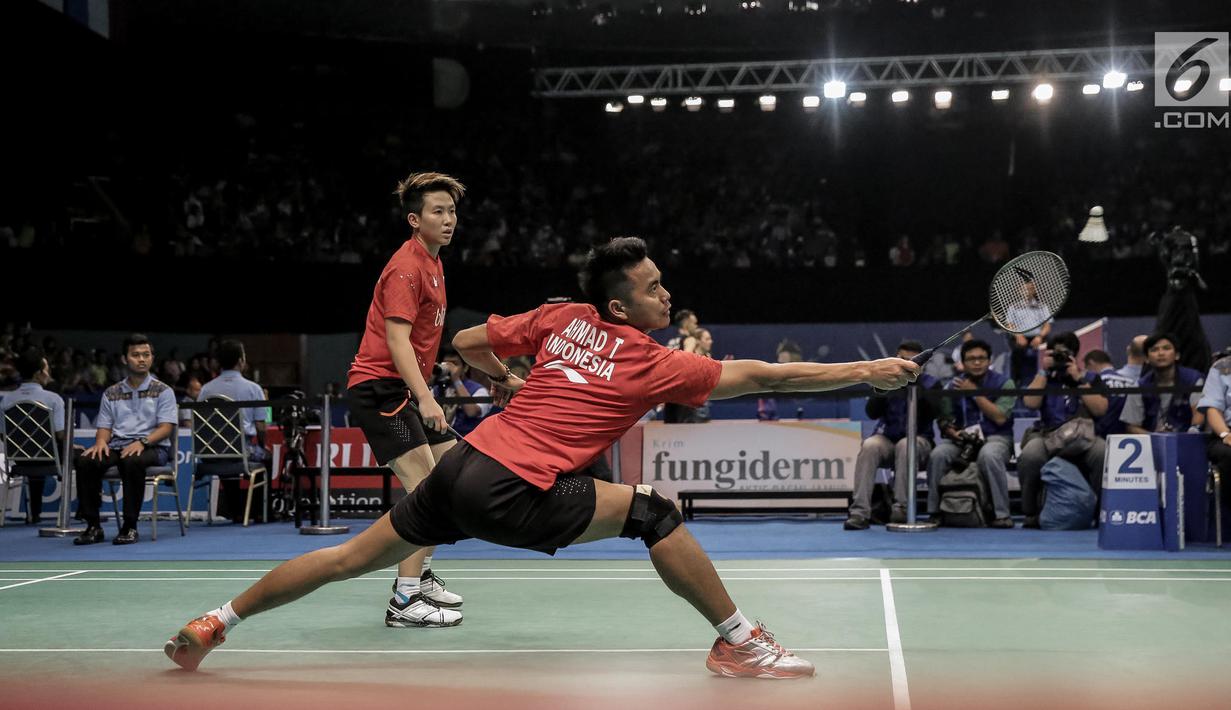 Ganda Campuran Indonesia Tontowi Ahmad/Liliyana Natsir saat beraksi melawan Dukyoung Kim/Kim Ha Na (Korea) pada laga pertama Indonesia Open 2017 di Jakarta, Selasa (13/6). Tontowi/Liliyana unggul dengan skor 19 - 21 - 21. (Liputan6.com/Faizal Fanani)