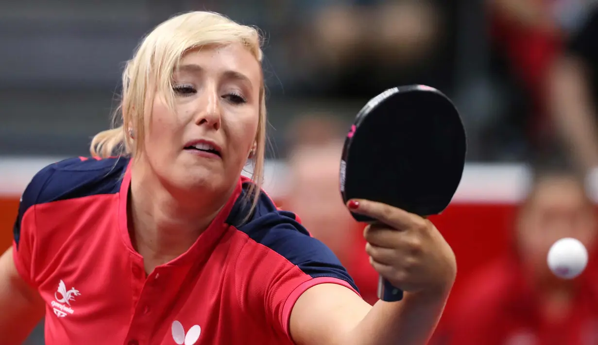 Charlotte Carey dari Wales mengembalikan bola pukulan Manika Batra dari India selama perempat final tim putri di Commonwealth Games 2018 di Gold Coast di Oxenford Studios (5/4). (AFP Photo/Rick Rycroft)