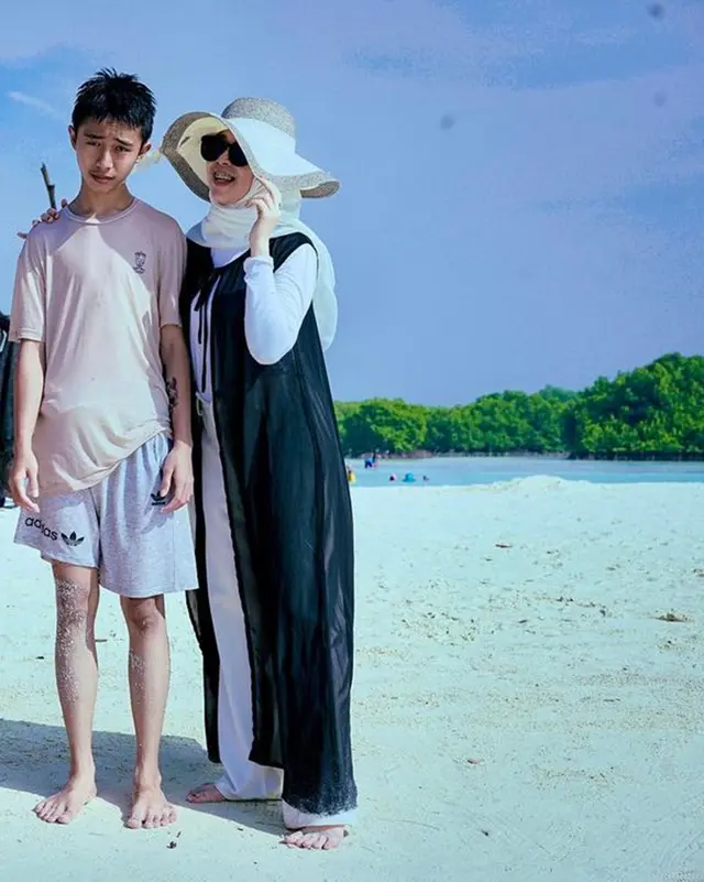 6 Potret kebersamaan Uwok drummer Matta Band bareng sang putra sulung kini tinggal kenangan