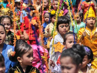 Murid-murid TK Sekolah Alternatif untuk Anak Jalanan (SAAJA) berpawai mengenakan pakaian adat di kawasan Kuningan, Jakarta, Selasa (21/4/2015). Kegiatan diikuti 70 an anak kurang mampu dalam rangka peringatan Hari Kartini. (Liputan6.com/Faizal Fanani)