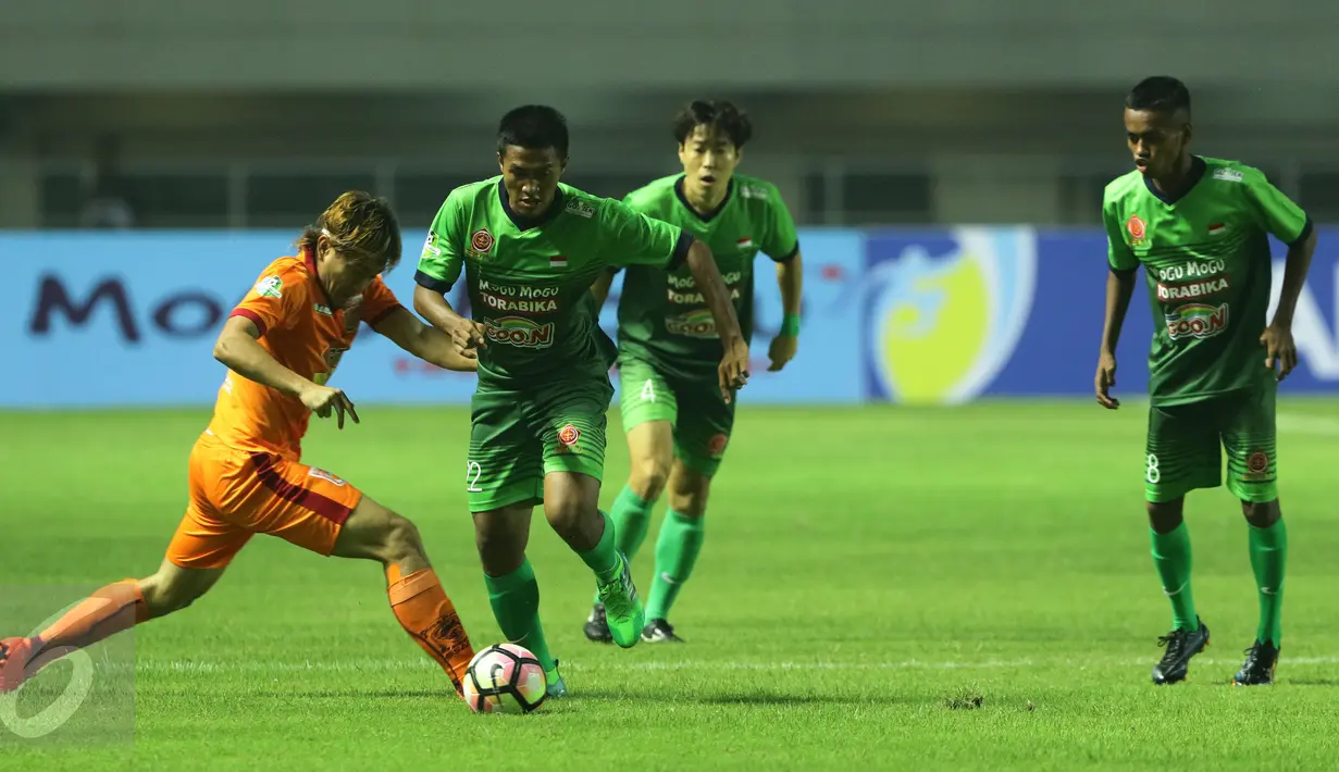 Bek Borneo FC, Michael Yansen Orah (kiri) berusaha menahan laju pemain PS TNI Ganjar Mukti pada laga lanjutan Liga 1 di Stadion Pakansari, Kab Bogor, Senin (17/4). Laga PS TNI melawan Borneo FC berakhir imbang 2-2. (Liputan6.com/Helmi Fithriansyah)