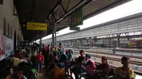 Stasiun Pasar Senen sudah dipenuhi dengan para pemudik pada H-7 hari raya Lebaran. (Merdeka.com)