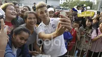 Pemain Thailand Charyl Chappuis menyempatkan diri berfoto bersama fansnya di Thailand. (Bola.com/Vitalis Yogi Trisna)