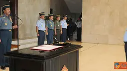 Citizen6, Jakarta: Panglima TNI Laksamana TNI Agus Suhartono selaku Inspektur Upacara pada acara penyerahan jabatan Kasum TNI kepada  Marsdya TNI Daryatmo, di Mabes TNI Cilangkap, Jakarta Timur, Jumat (24/8). (Pengirim: Badarudin Bakri).