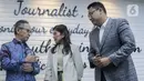 Menteri Komunikasi dan Digital (Komdigi), Meutya Hafid (tengah) berbincang bersama Ketua Dewan Komisioner Otoritas Jasa Keuangan (OJK), Mahendra Siregar (kiri) sesaat sebelum memberikan keterangan di kantor Kementerian Komdigi, Jakarta, Kamis (14/11/2024). (Liputan6.com/Herman Zakharia)