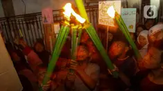 Anak-anak mengikuti iring-iringan pawai obor di kawasan Pancoran Barat, Jakarta, Sabtu (9/3/2024). (Liputan6.com/Herman Zakharia)