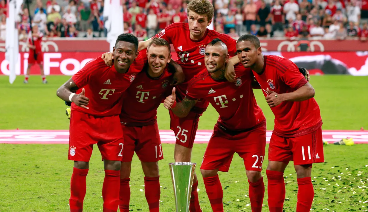 Para Pemain  Bayern Muenchen bergembira dan berpose bersama saat memenangkan juara Audi Cup 2015 di Allianz Arena , Munich , Jerman, Kamis (6/8/2015). Bayern Muenchen menang dengan skor 1-0. (Reuters/Jason Cairnduff)