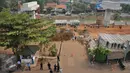 Sejumlah petugas berada di proyek pembangunan jalan layang Bekasi-Cawang-Kampung Melayu (Becakayu) di kawasan Pangkalan Jati, Bekasi, Jawa Barat, Kamis (8/10). Proyek pembangunan tol tersebut ditargetkan rampung pada 2017. (Liputan6.com/Gempur M Surya)