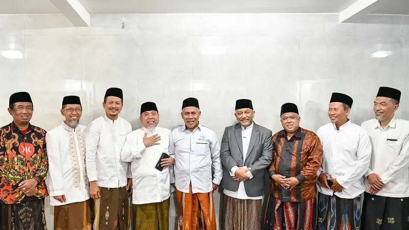 Rombongan pimpinan PKS saat sowan ke Ketua PWNU Jatim Kiai Marzuki Mustamar. (Istimewa)