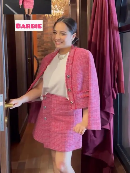 Selain itu, terlihat juga selebriti lain seperti Aurel Hermansyah, Paula Verhoeven, Nagita Slavina, Ririn Ekawati dan Shireen Sungkar yang kompak tampil serba pink ala barbie. [@zaskiasungkar15]