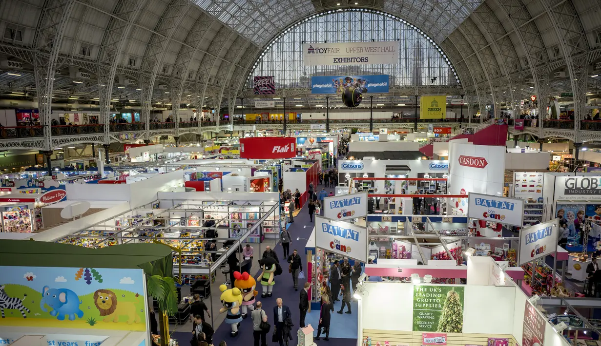 Suasana ruangan Toy Fair atau Pameran Mainan tahunan di Olympia, London, Inggris, Selasa (23/1). (AFP PHOTO/Tolga AKMEN)