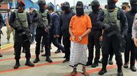 Tim Densus 88 Antiteror Polri memindahkan 23 terduga teroris jaringan Jamaah Islamiyah (JI) Lampung ke Jakarta. Satu di antaranya adalah Zulkarnaen alias Arif Sunarso, buron kasus bom Bali I. (Liputan6.com/Pramita Tristiawati)