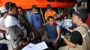 Petugas bio farma berbincang dengan warga korban gempa di kantor Dinkes Palu, Sulawesi Tengah, Minggu (7/10). Kemenkes dan Bio Farma mengirimkan 7 petugas medis yang akan bekerja selama 9 hari. (Liputan6.com/Fery Pradolo)