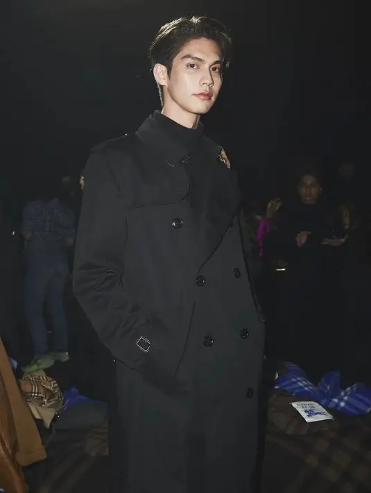 Aktor 25 tahun itu tampil gagah dengan setelan Burberry serba hitam. @gmmtv.