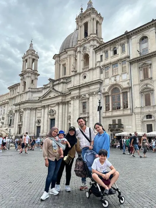 Di momen ini, Nagita Slavina dan keluarga tampil kompak kenakan outfit casual nuansa putih-biru. (Instagram/raffinagita1717).