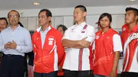 Gatot Dewa Broto (kiri) saat pelepasan atlet Indonesia ke Olimpiade Rio 2016. (Bola.com/Nicklas Hanoatubun)