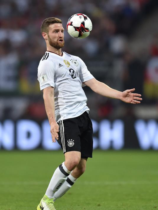 Shkodran Mustafi pencetak gol kelima Jerman saat melawan San Marino pada Kualifikasi Piala Dunia 2018 di Stadion Nuernberg, Nuremberg, Jerman, (10/6/2017). (AFP/Christof Stache)
