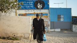 Sebuah poster gitaris AS Jimi Hendrix terlihat di kota pesisir Maroko Essaouira pada 10 September 2020. Sebuah desa di Maroko yang berada di tepi Laut Atlantik masih mengingat jelas sosok legenda gitar itu. (AFP/Fadel Senna)