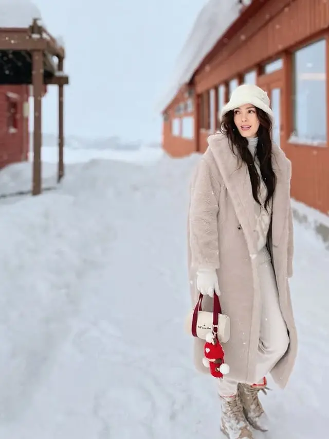 Gaya Publik Figur Menikmati Liburan Akhir Tahun di Negara Bersalju.