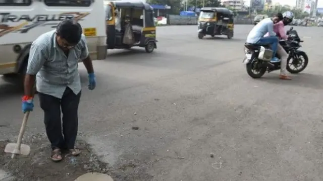 Aksi Dadarao Bilhore menutup lubang di jalanan Kota Mumbai India (AFP)