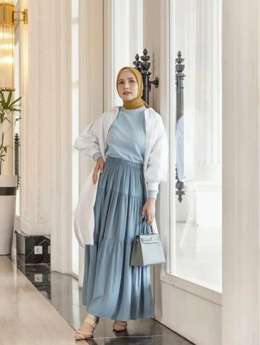 Simple but classy, manfaatkan pintu rumah sebagai latar foto kece kamu. [Foto: IG/dwihandaanda].