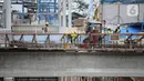 Pekerja menyelesaikan pengerjaan proyek sodetan Ciliwung di Jakarta, Kamis (26/1/2023). Proyek ini diyakini mampu mengurangi risiko banjir di Kampung Melayu dan Manggarai. (Liputan6.com/Faizal Fanani)
