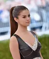 Nampaknya Selena Gomez tak ingin ambil pusing ketika dirinya dikabarkan berselingkuh dengan Orlando Bloom, kekasih Katy Perry. (AFP/Bintang.com)