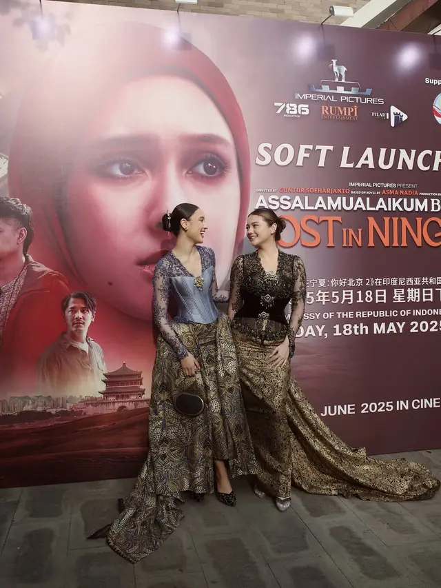 Gaya Anggun Yasmin Napper Berkebaya saat Promosikan Film Terbaru di Beijing