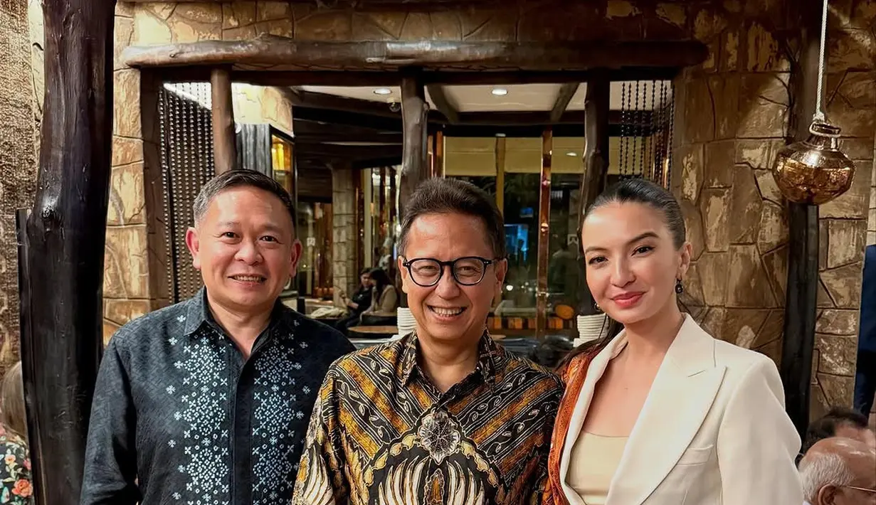 Raline Shah kembali terlihat edgy dengan setelan busana white on white [@ralineshah]