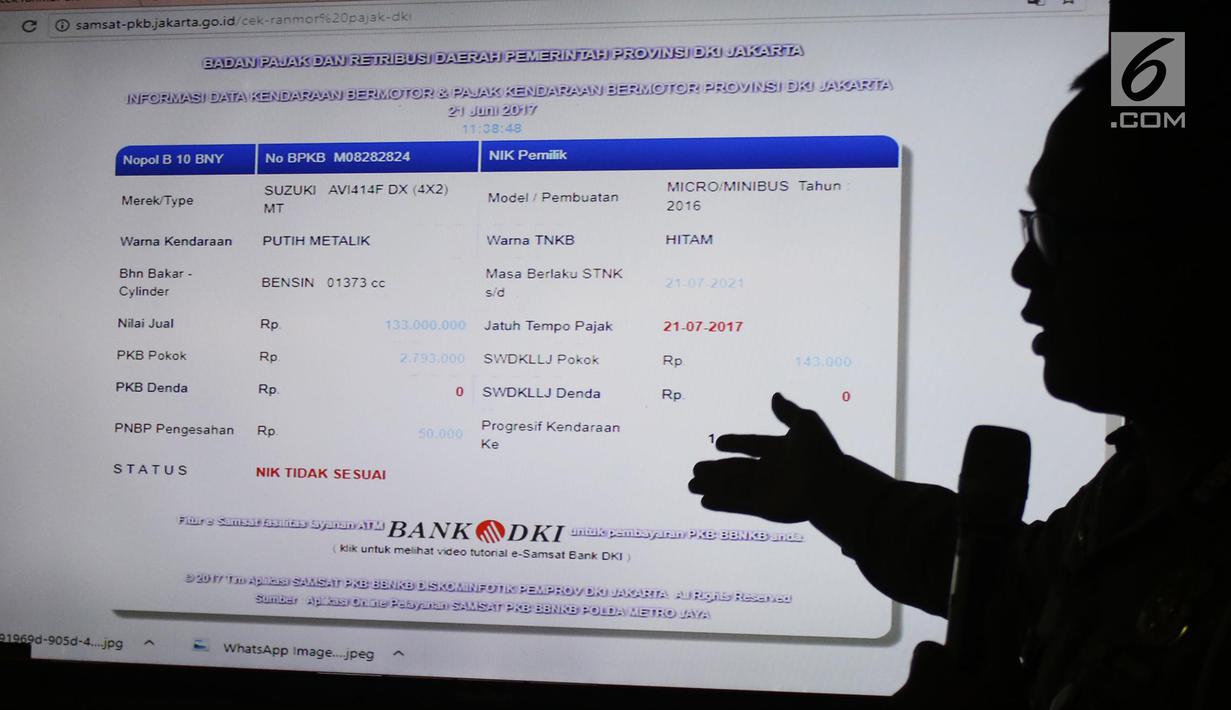 Keberadaan aplikasi tersebut untuk mengecek pajak kendaraan bermotor dan memudahkan masyarakat mengetahui nilai pajak kendaraan yang harus dibayarkan, Jakarta, Rabu (21/6). (Liputan6.com/Angga Yuniar)