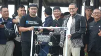 Menteri Pariwisata dan Ekonomi Kreatif Sandiaga Uno (Kiri) melakukan penanaman  trumbu karang di kawasan konservasi trumbukarang Bansirng Underwater Banyuwangi (Istimewa)