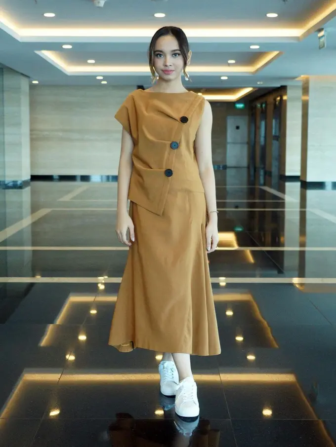 FOTO: Gaya Lyodra saat Menggunakan Simple Dress, Manis dan Menawan
